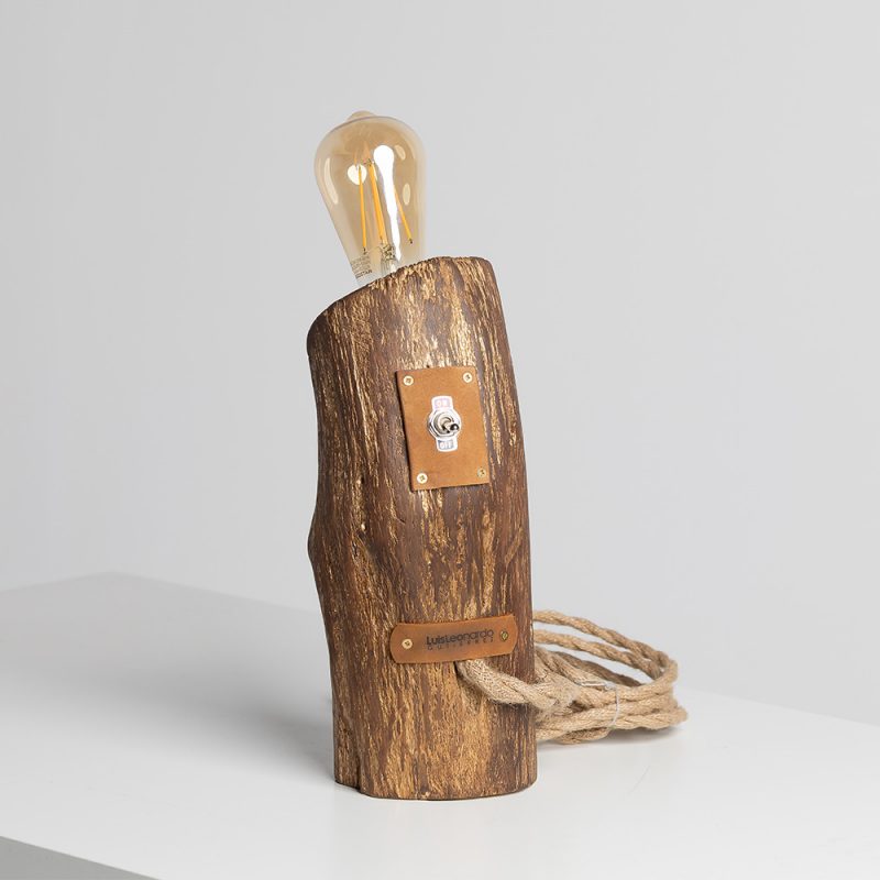 Lámpara artesanal de madera natural